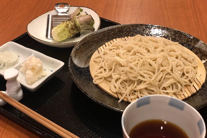 A pairing experience in Sapporo where you can enjoy tempura and 3 kinds of Hokkaido-only sake, along with a soba-noodle making experience! - Mixing, stretching, and cutting the dough