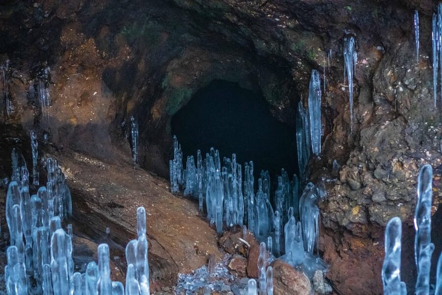 Bamboo Ice Cave: Snowshoe to see a natural phenomenon! - Walking through the snow-covered forest