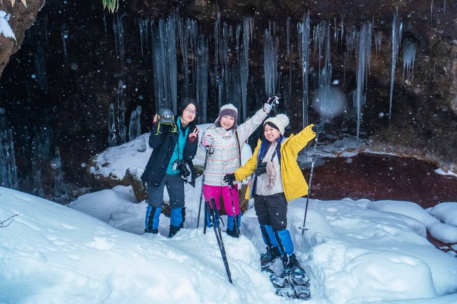 Bamboo Ice Cave: Snowshoe to see a natural phenomenon! - Snow bridges and signs of wildlife