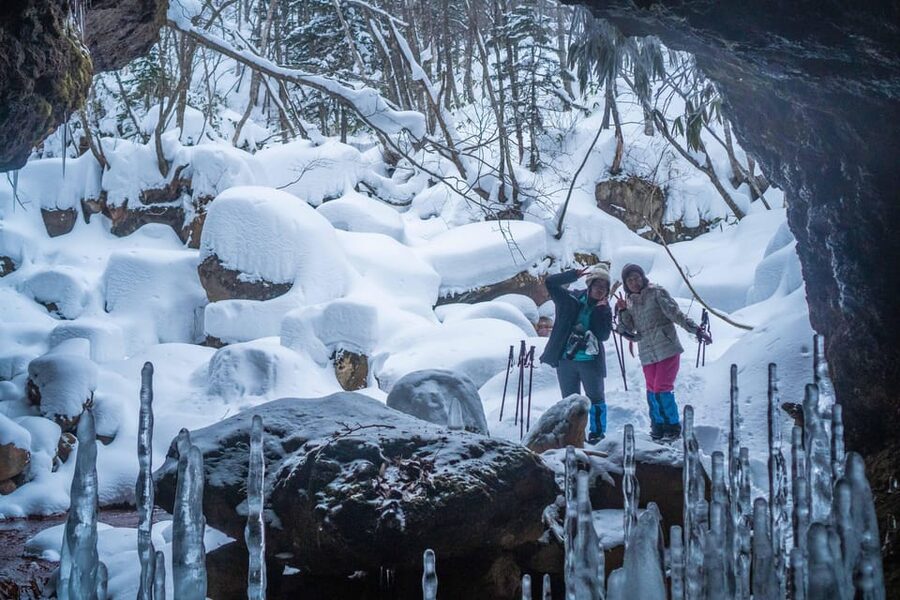 Bamboo Ice Cave: Snowshoe to see a natural phenomenon! - Clothing, fitness, and weather concerns