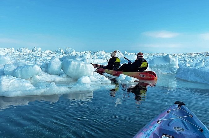 Drift-ice kayaking & steamed and grilled seafood on Okhotsk Sea - The guides and the tone of the outing