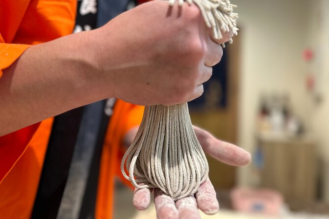 Mondo's most popular plan! Experience making soba noodles and the king of Japanese cuisine, tempura, in Sapporo! - Turning Buckwheat Flour Into Soba