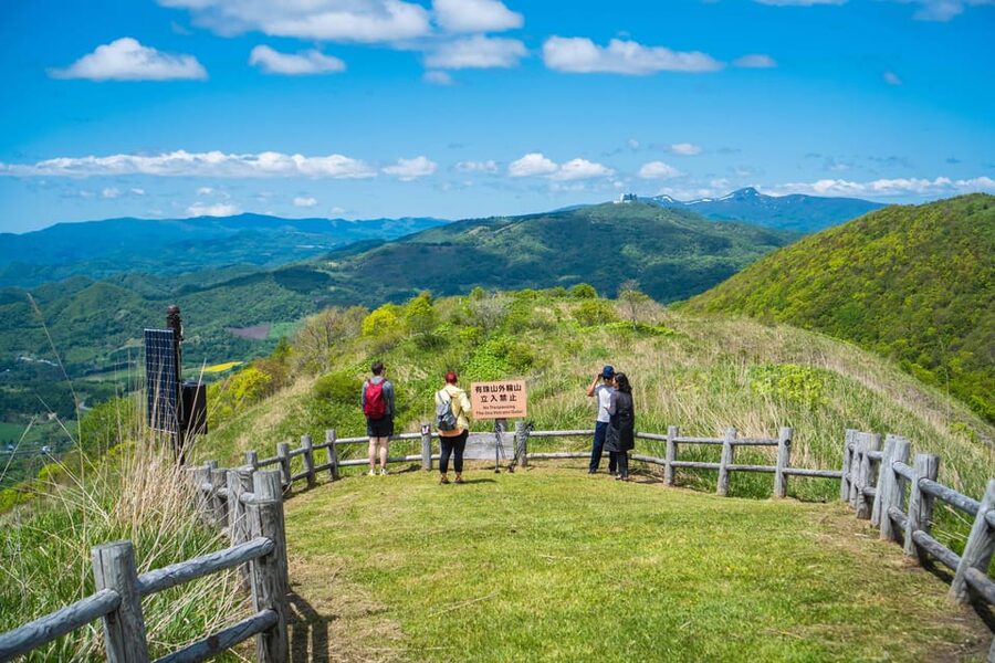 Mt. Usu: Hike to the crater and see the stunning Lake Toya! - Weather, clothing, and what to pack