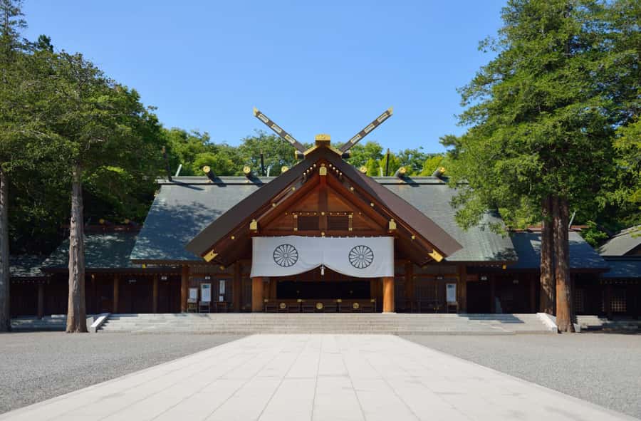 Sopporo: Hokkaido Shrine and Atama Daibutsu Full-Day Tour - Hokkaido Shrine and the island’s frontier story