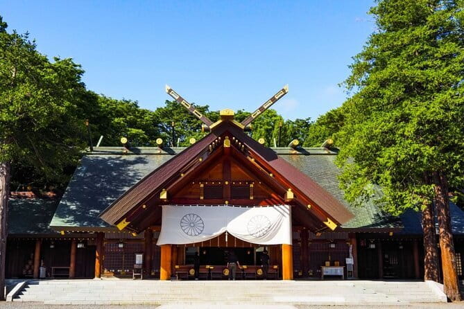 Tour in Sapporo Shrine, Fish Market and Shiroi Koibito Park - Jogai Market for crab, sea urchin, and lunch