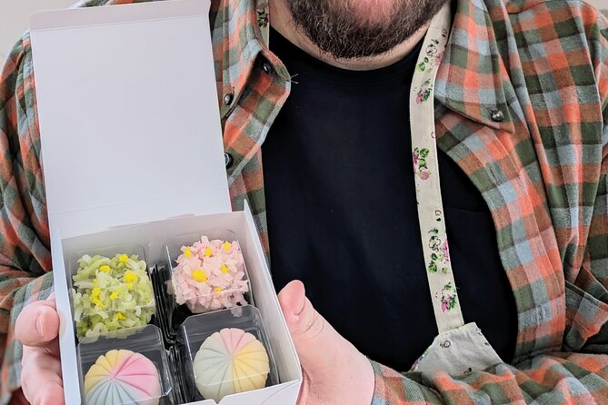 Wagashi traditional japanese sweets class - Shaping delicate nerikiri sweets